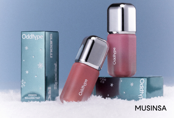 [무신사 사진자료] 2025년 12월 새롭게 출시한 오드타입 벌룬 틴트의 신규 컬러 '고요'와 '블레이즈' 상품 사진