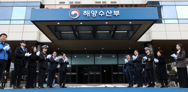 이재명 대통령, 부산 해수부 현판식 참석<YONHAP NO-3018>