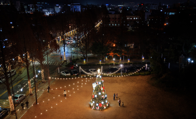 다가오는 크리스마스…빛나는 성탄 트리<YONHAP NO-4562>