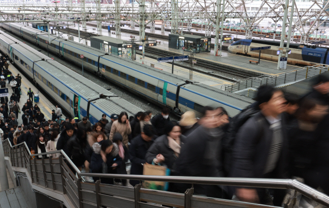 철도노조 총파업 유보…붐비는 서울역<YONHAP NO-1836>