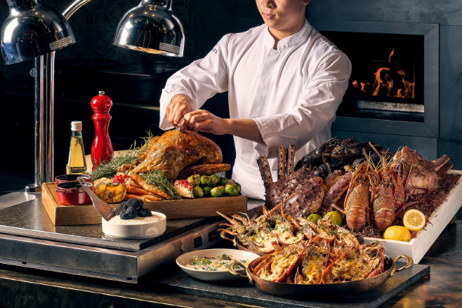 [사진 2] ‘셰프스 키친’에서는 12월 20일부터 랍스터 테르미도르, 칠면조 구이 등 다양한 문화권의 크리스마스 메뉴를 선보인다