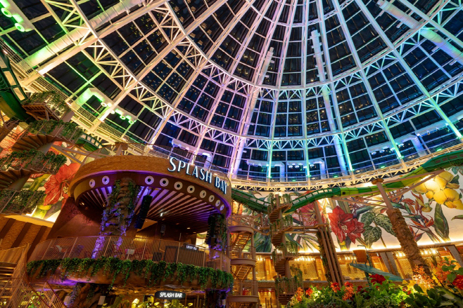 [사진 3] 실내 워터파크 ‘스플래시 베이’에서는 겨울에도 트로피컬 감성을 가득 느낄 수 있는 풀파티를 개최한다