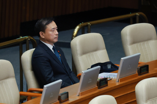 정보통신망법 개정안 필리버스터 듣는 김종철 방...<YONHAP NO-3020>