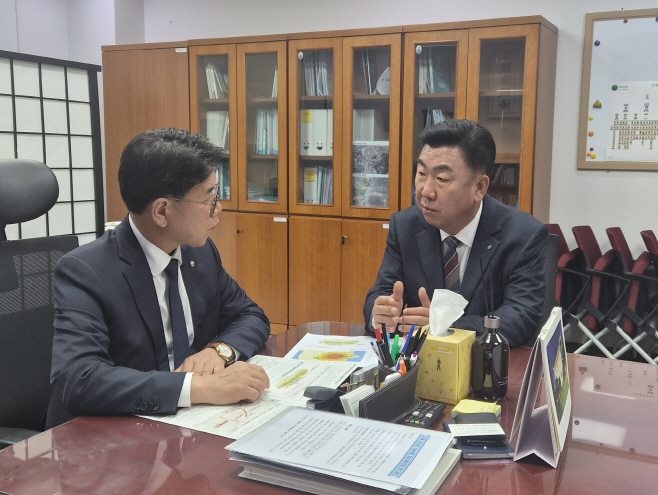 01.1 청주시, 내년 국비 2조 1,632억원 확보… 전년비 7.9% 증가. 사진(이범석 청주시장이 지난 11월 4일 국회를 방문해 이재관 국회의원(더불어민주당)에게 국비 반영을 건의하고 있다.)