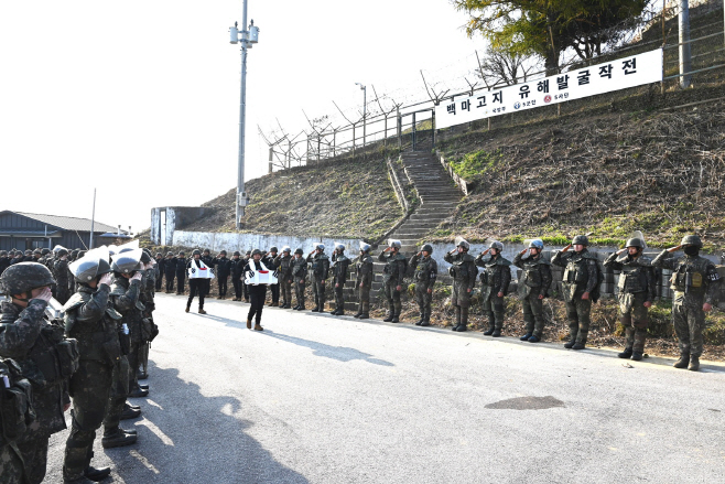 국방부, 비무장지대 내 백마고지 유해발굴<YONHAP NO-2496>