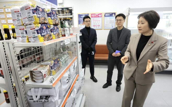 이스란 제1차관, 영등포구 그냥드림센터 방문<YONHAP NO-4126>