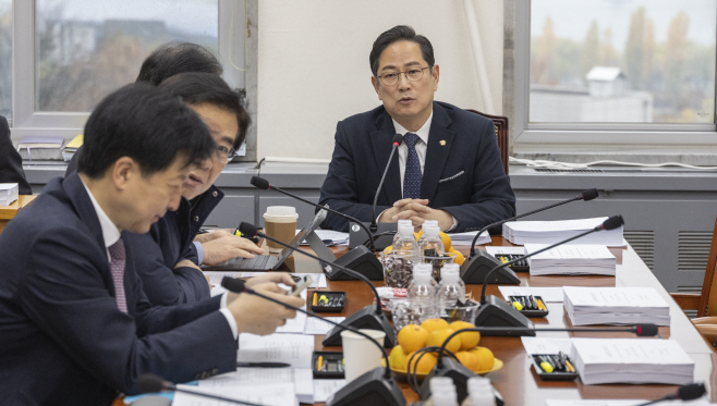 기재위 조세소위 안건 설명하는 박수영 위원장<YONHAP NO-1559>