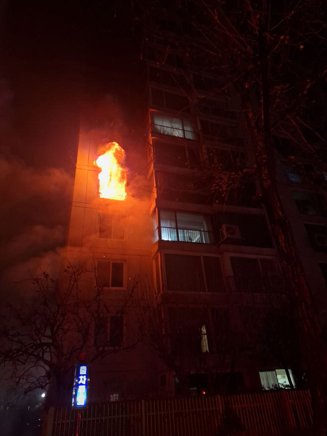 송파구 방이동 아파트 화재<YONHAP NO-1540>