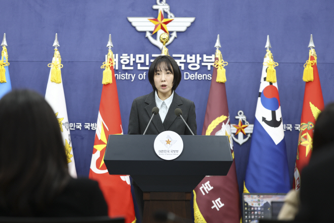 브리핑하는 정빛나 국방부 신임 대변인<YONHAP NO-2640>