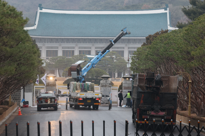 대통령실 복귀 앞두고 분주한 청와대 앞<YONHAP NO-3798>