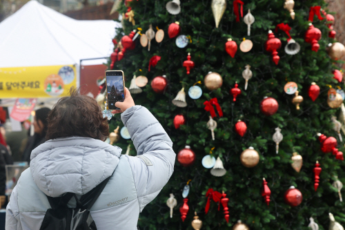 크리스마스 앞두고 명동성당 앞 설치된 트리<YONHAP NO-2741>