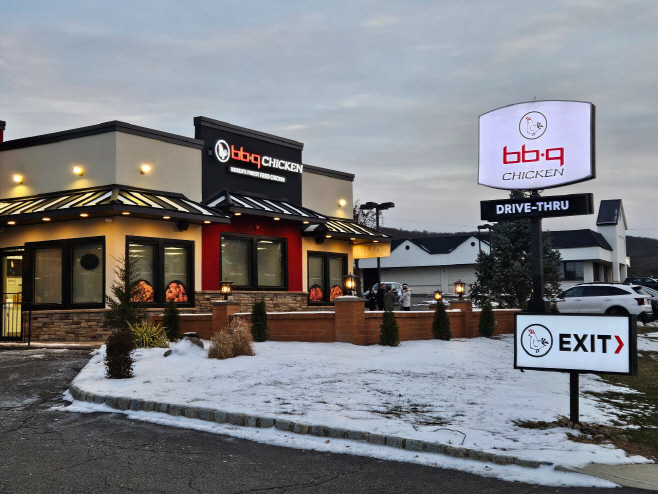 [사진1] BBQ치킨_BBQ가 미국 뉴저지주 프랭클린 지역에 차량 중심의 소비 식문화에 맞춰 처음으로 드라이브 스루(Drive-thru~