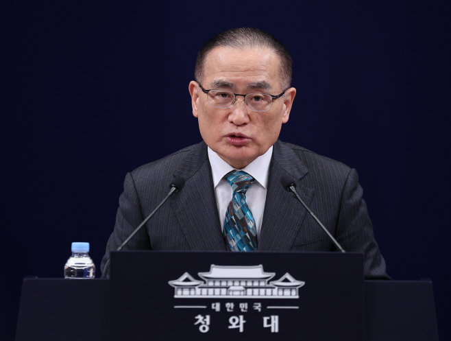 청와대 복귀 후 첫 공식 브리핑 주인공 된 위성...<YONHAP NO-2028>