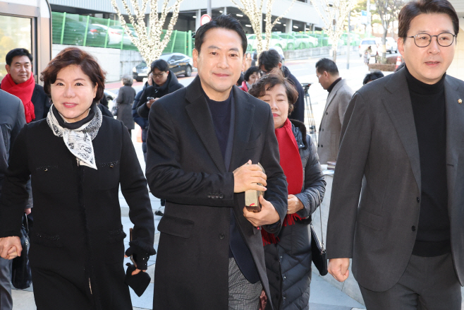 사랑의교회 들어가는 장동혁 대표<YONHAP NO-1888>