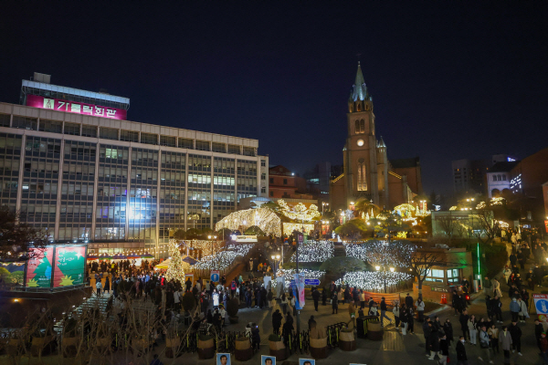 크리스마스 이브 맞아 붐비는 명동대성당