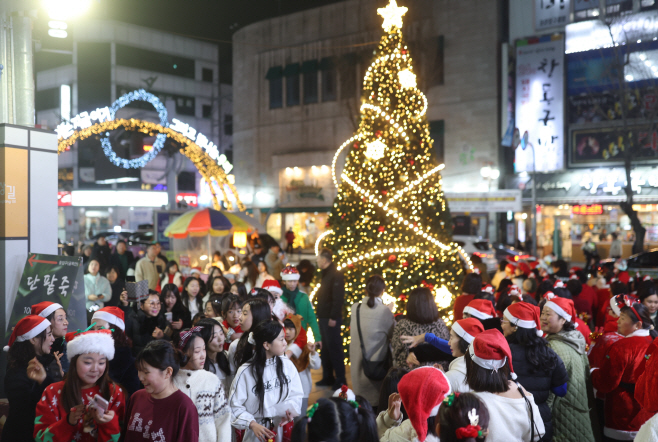 성탄절 분위기<YONHAP NO-3235>