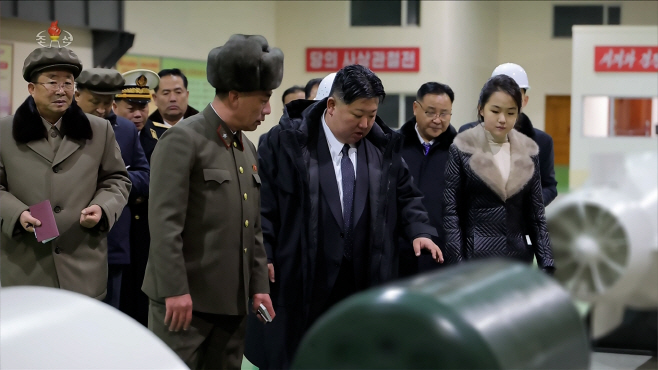 김정은, 딸 주애와 8천700t급 핵잠 건조 지도<YONHAP NO-1734>