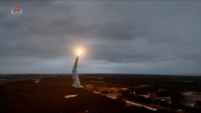 북한, 신형장거리대공미사일 시험발사<YONHAP NO-1811>