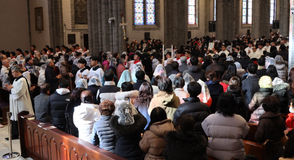 성탄 대축일 낮 미사, 기도하는 신도들