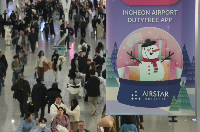 성탄절 연휴 앞두고 붐비는 인천공항 출국장<YONHAP NO-2851>
