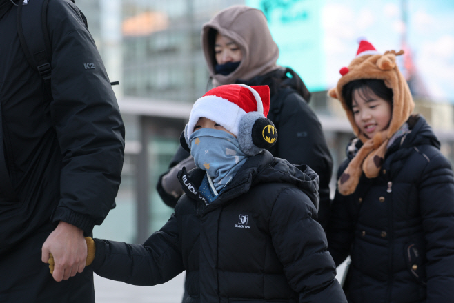 산타와 루돌프도 추운 크리스마스 날씨<YONHAP NO-1955>
