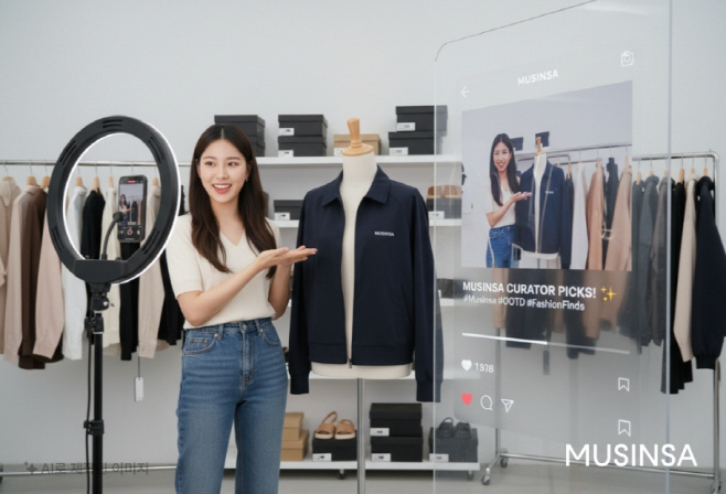 [무신사 사진자료] 무신사 어필리에이트 마케팅 '무신사 큐레이터'가 추천 제품을 소개하는 예시 모습을 AI로 구현한 이미지