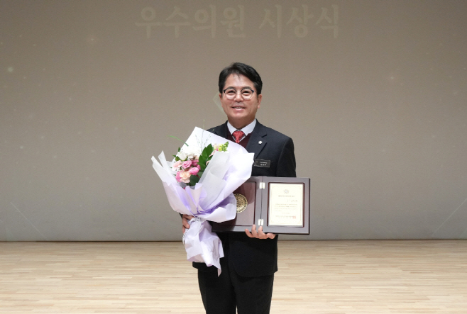 하남시의회 금광연 의장이 동두천 시민회관에서 지방의정봉사상을 전달받고 사진촬영을 하고 있다./하남시의회