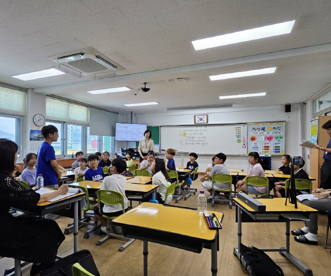 3.경북교육청, 2025년 유_초등 수업전문가 인증 결과 발표(최초 ‘수업명인’ 탄생...교사 주도 수업 혁신 성과 가시화)(수업명인에 선정된 고령 다산초등학교 김경미 교사의 수업 모습)_01 (1)