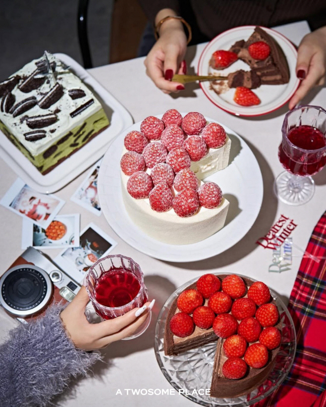 [사진자료] 투썸플레이스, 크리스마스 홀케이크 최다 판매 기록 경신...'스초생' 판매량 전년比 10%↑