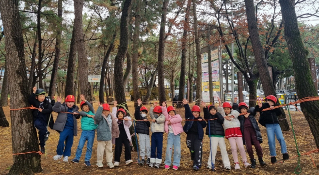 밀양다봄센터 삼문솔숲 숲놀이(밧줄체험) 모습-crop