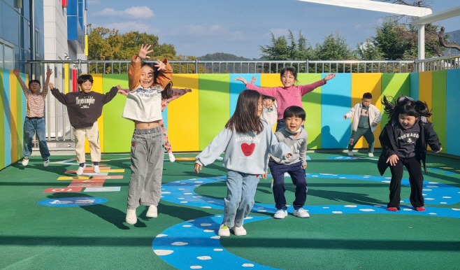 밀양다봄센터 별별 놀이터 놀이 모습-crop
