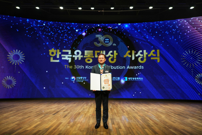 [첨부1]정춘호 GS리테일 편의점BU장(편의점산업협회장)이 지난 26일 대한상공회의소에서 열린 제30회 한국유통대상 시상식에서 동탑산업훈장을 수상했다. 시상식 현장 이미지