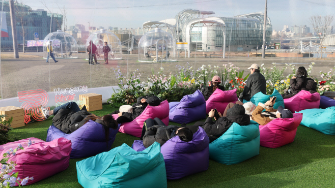 밖은 겨울, 안은 봄