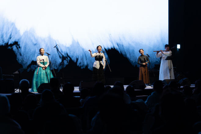 보도자료2-1 서울대학교 시흥캠퍼스 컨벤션센터에서 열린 문화공연을 시민들이 관람하고 있다