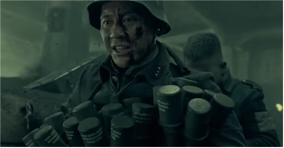 영화 '팔백'에서 폭약을 몸에 감고 뛰어내리는 장면