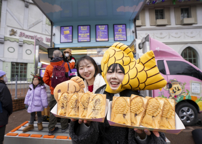 1. 에버랜드, 붕어빵을 든 모델이 왓에버 시리즈 1월 테마인 붕어빵 러쉬를 소개하는 모습