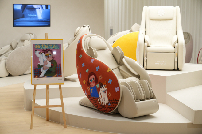 (사진자료1) 세라젬, 아트 컬래버레이션 첫 사례로 서호성 작가가 직접 작업한 ‘파우제 M8 Fit’ 전시 모습, 세라젬 웰스토어 용인기흥점 (1)