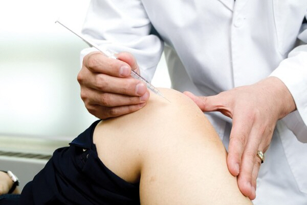 [사진설명] 자생한방병원 의료진이 무릎관절염 환자에게 약침 치료를 진행하고 있다.