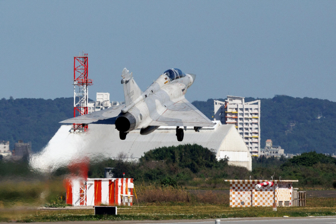 TOPSHOT-TAIWAN-CHINA-DEFENCE-DRILLS <YONHAP NO-3298> (AFP)