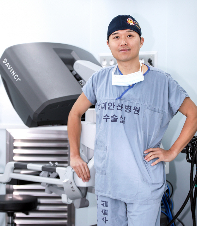 고려대안산병원 유방내분비외과 장영우 교수가 로봇수술 1000례를 달성했다