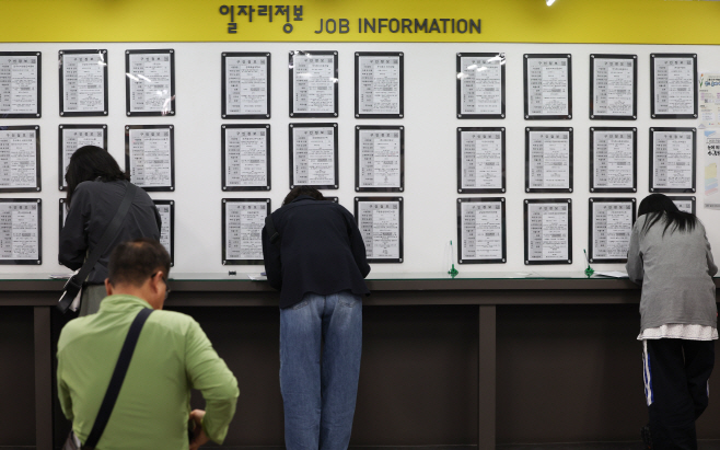 취업자 19개월 만에 최대폭 증가<YONHAP NO-2210>