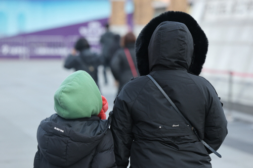 추위와 함께 찾아온 성탄절<YONHAP NO-1974>