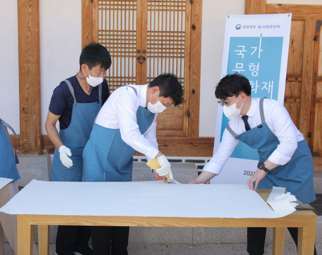 사진1. 신협  전국 고택 관람환경 개선을 위한 전통한지 지원사업 전개