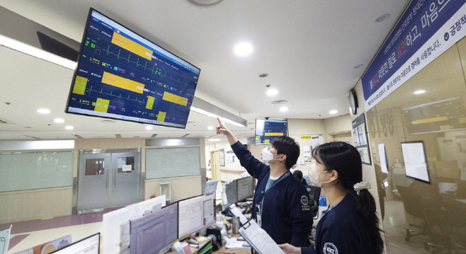 [사진자료 1] 센트럴병원 의료진이 AI 모니터링 시스템을 활용해 입원환자 상태를 실시간으로 확인하고 있다