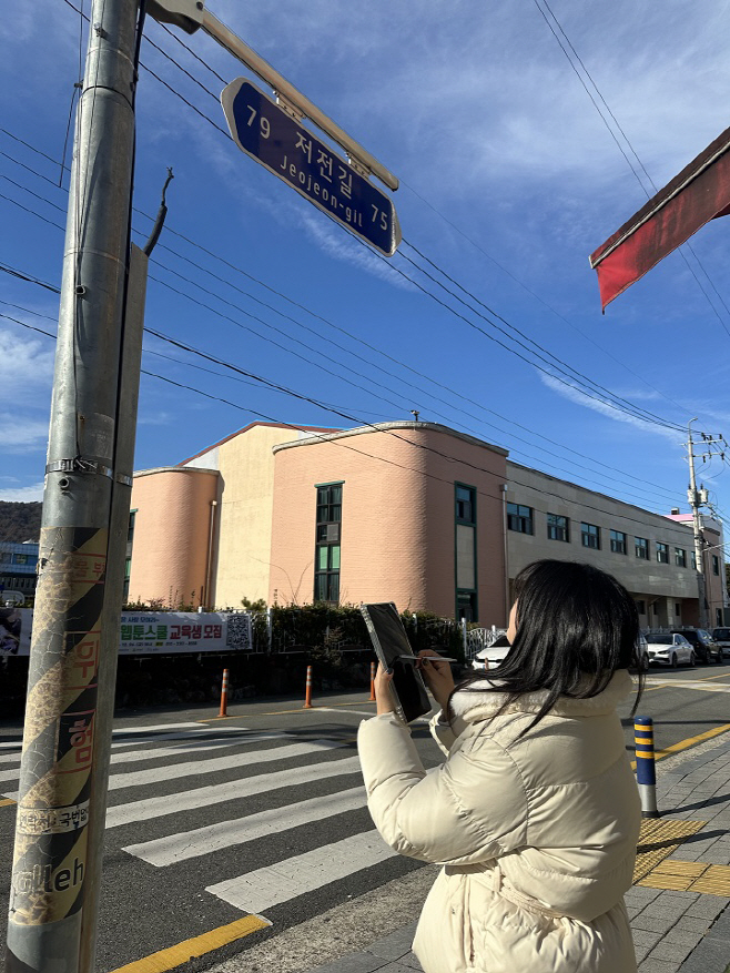 시 관계자가 모바일 단말기 ‘스마트 KAIS’를 활용해 주소정보시설 일제조사를 하고 있다