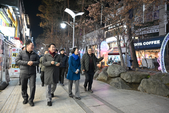 2.일자리경제과(의정부시, ‘행복로 통큰세일·빛 축제’로 상권 활력과 연말 분위기 더해)2