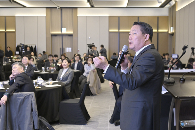 순창 1230 - 최영일 순창군수가 농어촌 기본소득 시범사업 성과창출 협의체 출범식에서 송미령 농림축산식품부 장관과 전문가들이 참석한 가운데, 순창형 기본소득 모델과 농촌 기본사회 비전을 발표하고 있다.