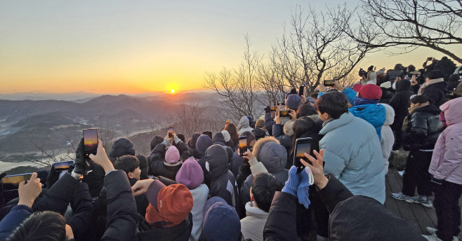 1. 2026 병오년 새해…옥정호 국사봉 해맞이 축제에서