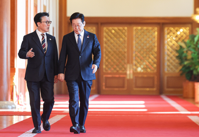 국무회의 입장하는 이재명 대통령