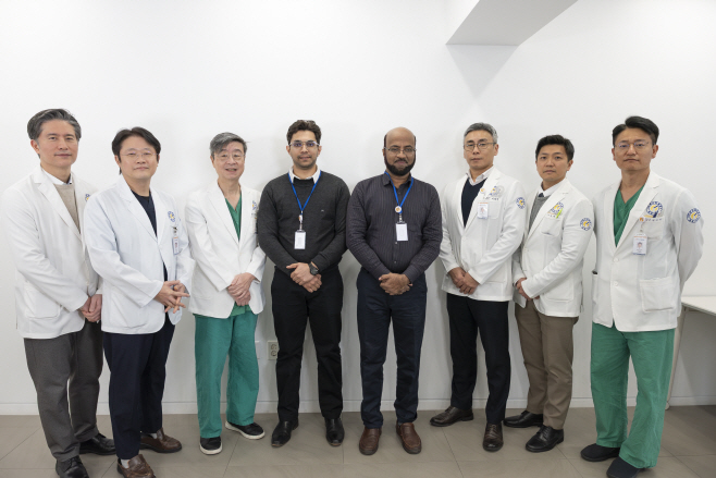연세사랑병원 의료진과 해외 의료진이 연수 프로그램 수료를 기념해 함께 기념촬영을 하고 있다
